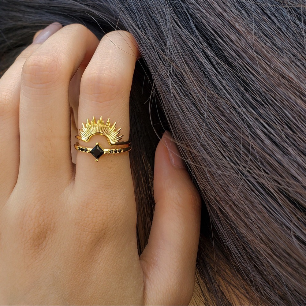 Elegant Gold Sunburst Ring